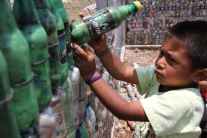 niño participando activamente en la construcción de su futura escuela