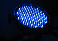 ¿La luz azul que emiten los celulares daña la piel de las personas?