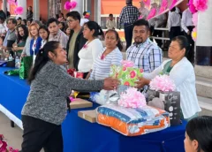 Participa Martha Espinoza en festejos por Día de la Madres en escuelas de Santa Ana y San Martín Tlamapa