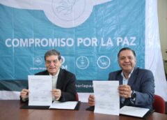 Firman compromiso por la paz Arzobispo Raúl Gómez González y el candidato Ricardo Moreno Bastida.