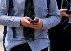 Jóvenes se cansan del celular y buscan desconexión