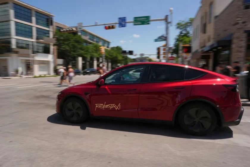 Tesla estrena robotaxis Texas